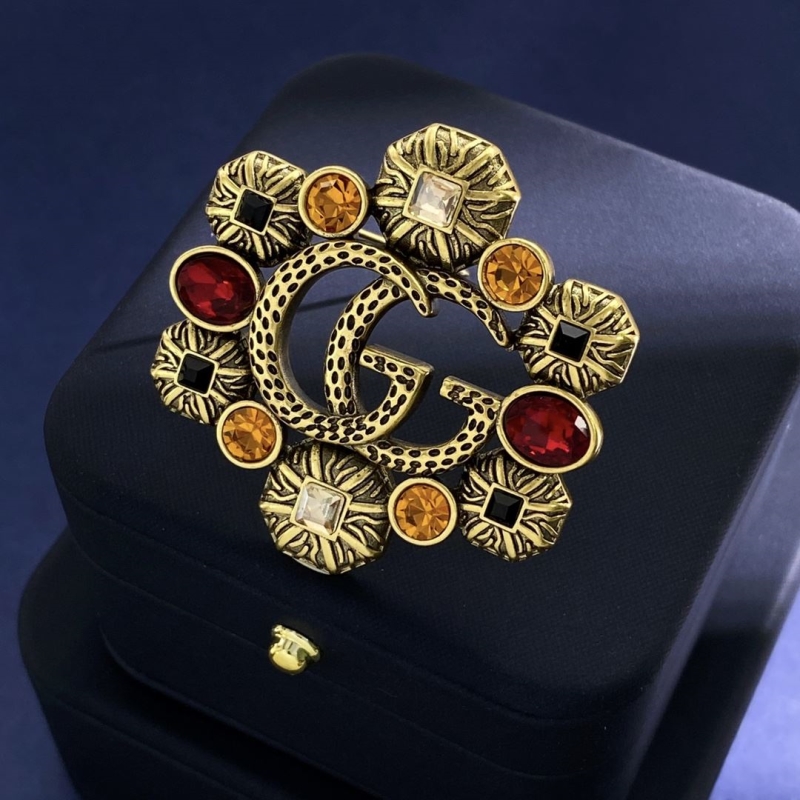 G*u*i brooches